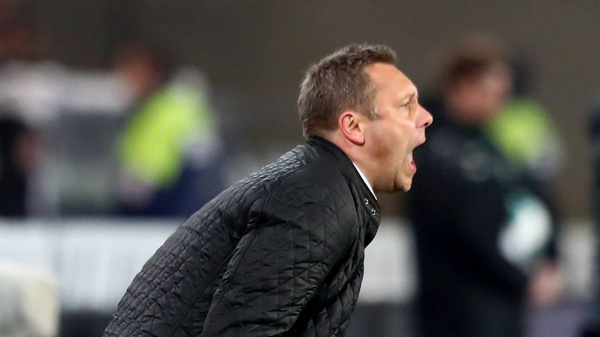 PLATZ 13: Andre Breitenreiter brüllt die ganze Anspannung heraus. Hannover 96 hat lange Zeit nichts mit dem Abstiegskampf zu tun. Doch der 2.1-Erfolg gegen Bremen beendet nun den freien Fall nach zuvor fünf Niederlagen. Acht Punkte trennen die Niedersachsen vom Relegationsplatz