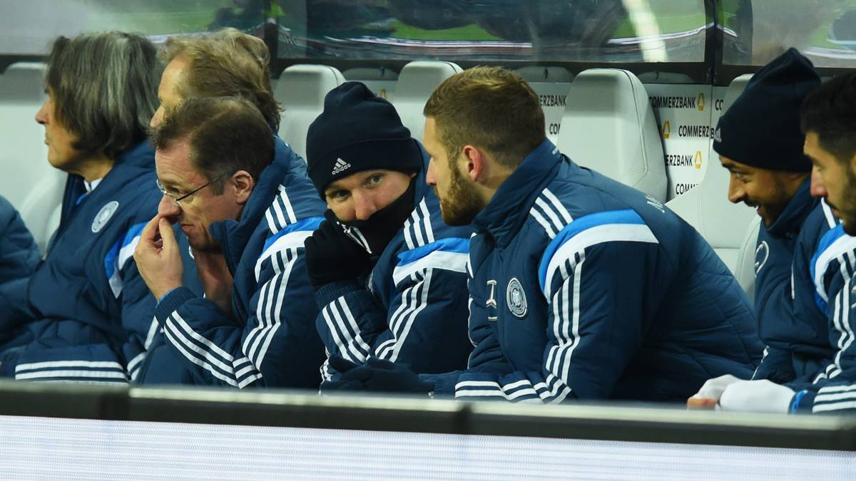 Dick eingemummelt schaut sich Bastian Schweinsteiger das Treiben seiner Kollegen an. Kein Wunder, bei nur 2° Celsius