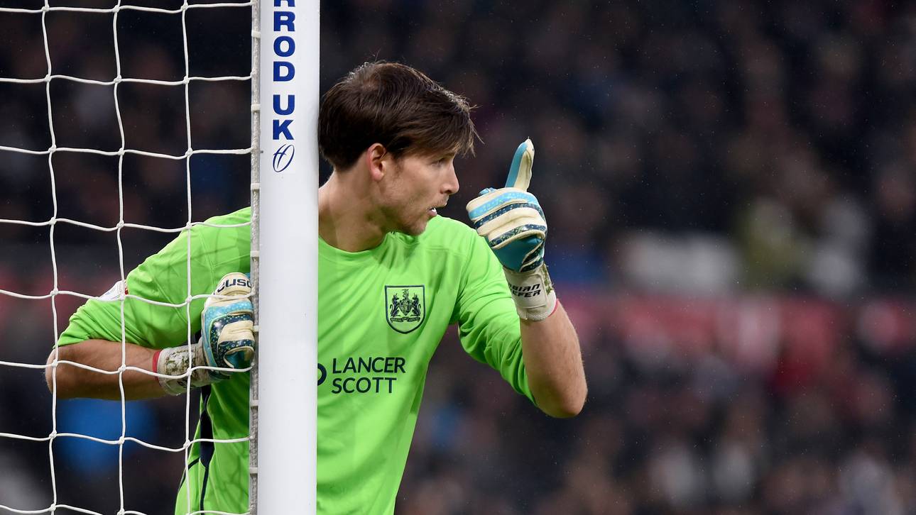 S04-Keeper im Anflug auf Augsburg