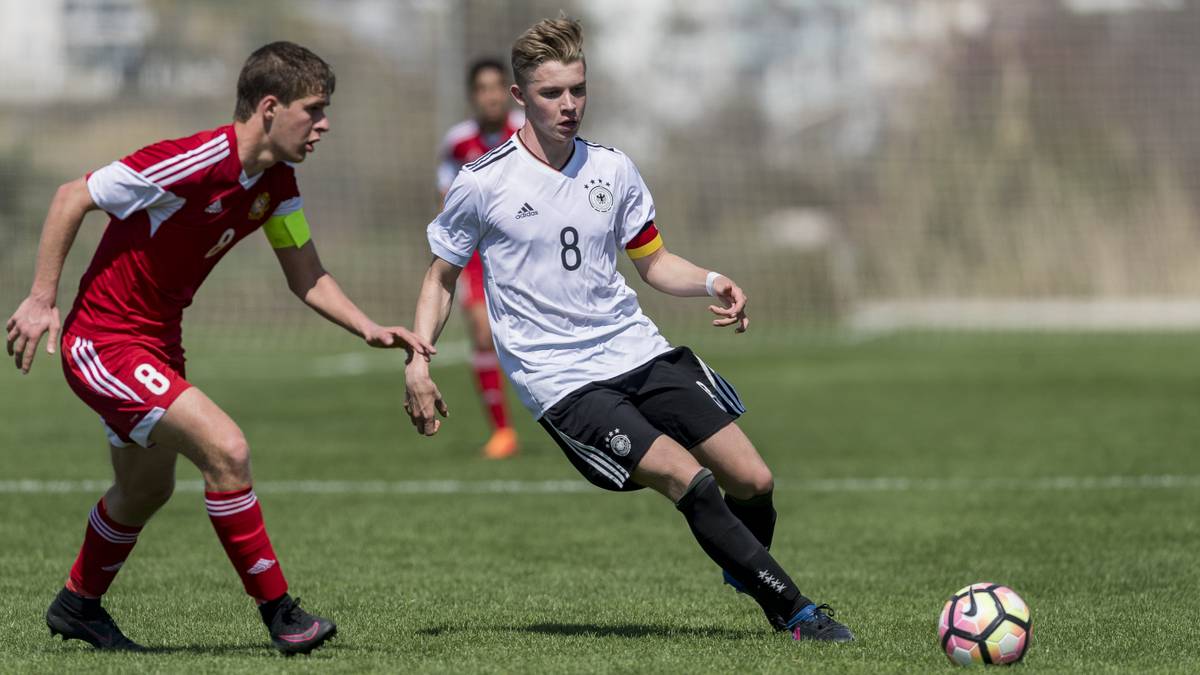 ERIK MAJETSCHAK (*1. MÄRZ 2000): Der verlängert Arm von Coach Christian Wück ist Erik Majetschak von Leipzig: "Er hat alles, was man auf der Zehner-Position benötigt: Torgefährlichkeit, gutes Passspiel und eine hervorragende Orientierung - er ist unheimlich weit entwickelt."