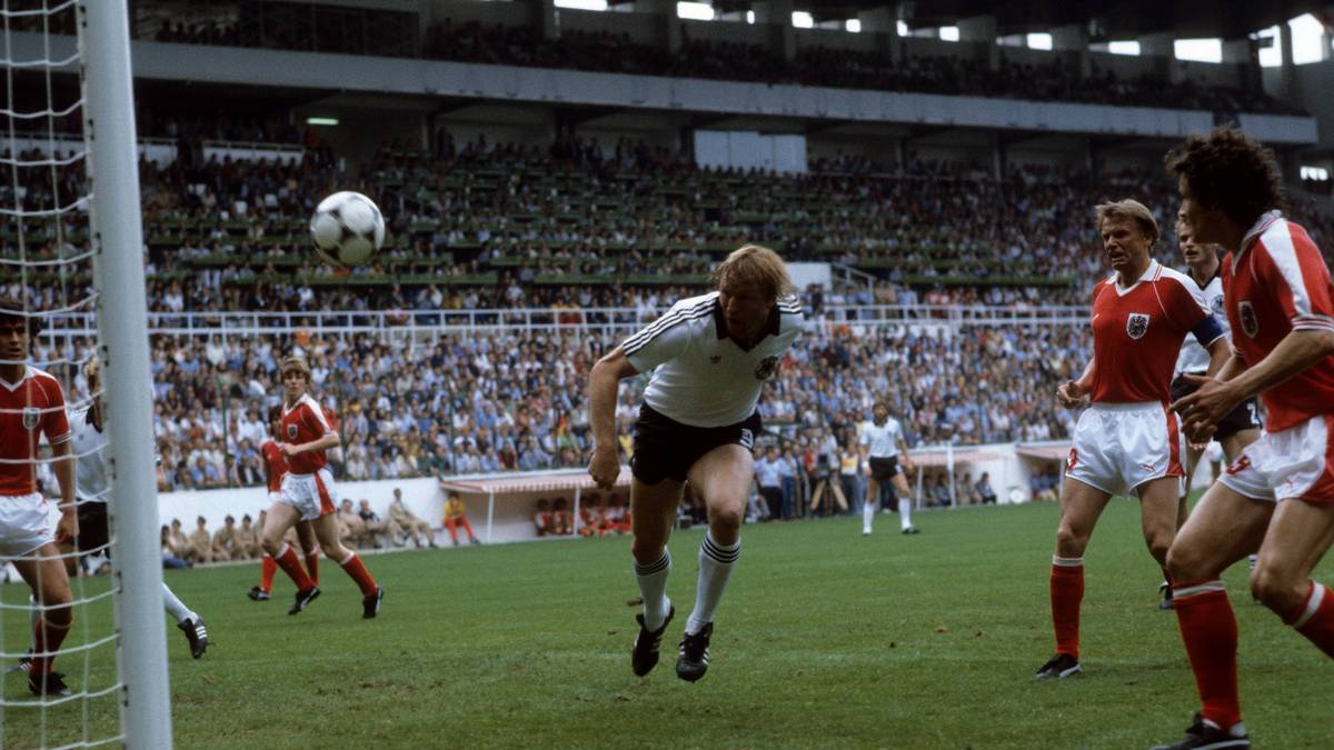 PLATZ 7 - DEUTSCHLAND/ÖSTERREICH (WM 1982): Als Horst Hrubesch die deutsche Mannschaft im letzten Vorrundenspiel 1982 gegen Österreich früh in Führung brachte, war das der Auslöser für ein unwürdiges Schauspiel