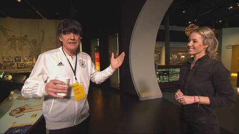 Joachim Löw ist zu Gast im Fantalk - zumindest sein Double Matze Knop, der den Bundestrainer parodiert und seine Gründe für den Rücktritt nach der EM im Sommer nennt.