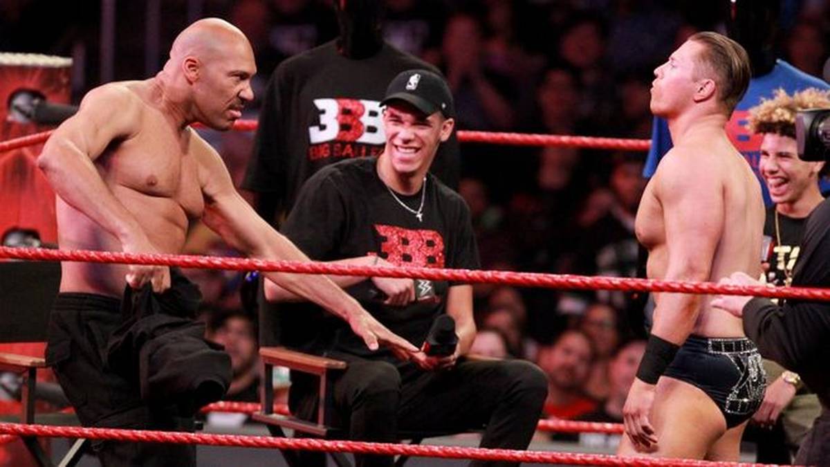 Auch das gehörte zur Promotion-Strategie der Balls: Kurz nach dem Draft von Lonzo schauten die Balls bei der Wrestling-Liga WWE vorbei - und es war natürlich Papa LaVar, der die größte Show machte und Showfighter The Miz mit nacktem Oberkörper Prügel androhte