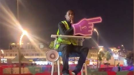 Eigentlich sollte er den Fans bei der Weltmeisterschaft in Katar nur den Weg zur Metro zeigen. Doch der "Metro Guy" tut dies mit einer solchen Hingabe, dass er auch unter den Fans Begeisterung auslöst. Auf TikTok gehen seine Clips viral.