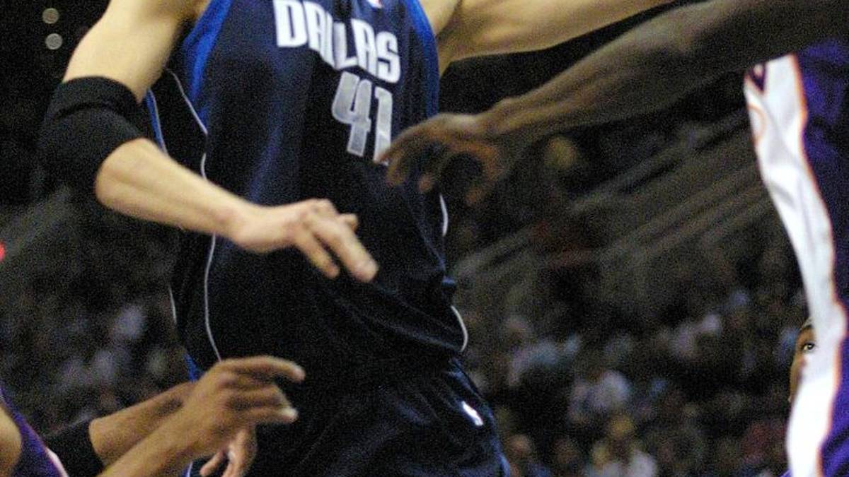 DIRK NOWITZKI: Das "German Wunderkind" darf hier natürlich nicht fehlen. Wurde in Dallas zur Ikone. Nicht nur weil er 2011 den Titel holte, sondern auch weil er mit 21 Jahren bei den Mavs so lange für eine Franchise spielte wie zuvor kein anderer Profi. Ganz nebenbei revolutionierte er mit seinen gefürchteten Dreiern das Spiel der Big Men