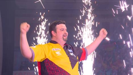 Jetzt ist es fix! Die PDC verkündet, welche acht Darts-Stars bei der Premier League Darts an den Start gehen. Gabriel Clemens bleibt nur die Zuschauerrolle.