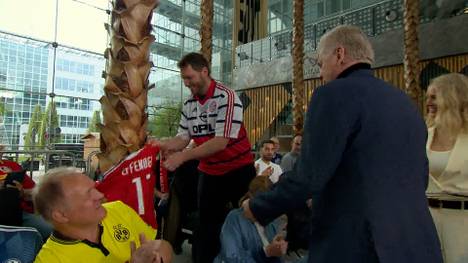 Im SPORT1 Doppelpass hängt ein Trikot von Stefan Effenberg an einer Palme. Der Experte unterschreibt es in der laufenden Sendung.