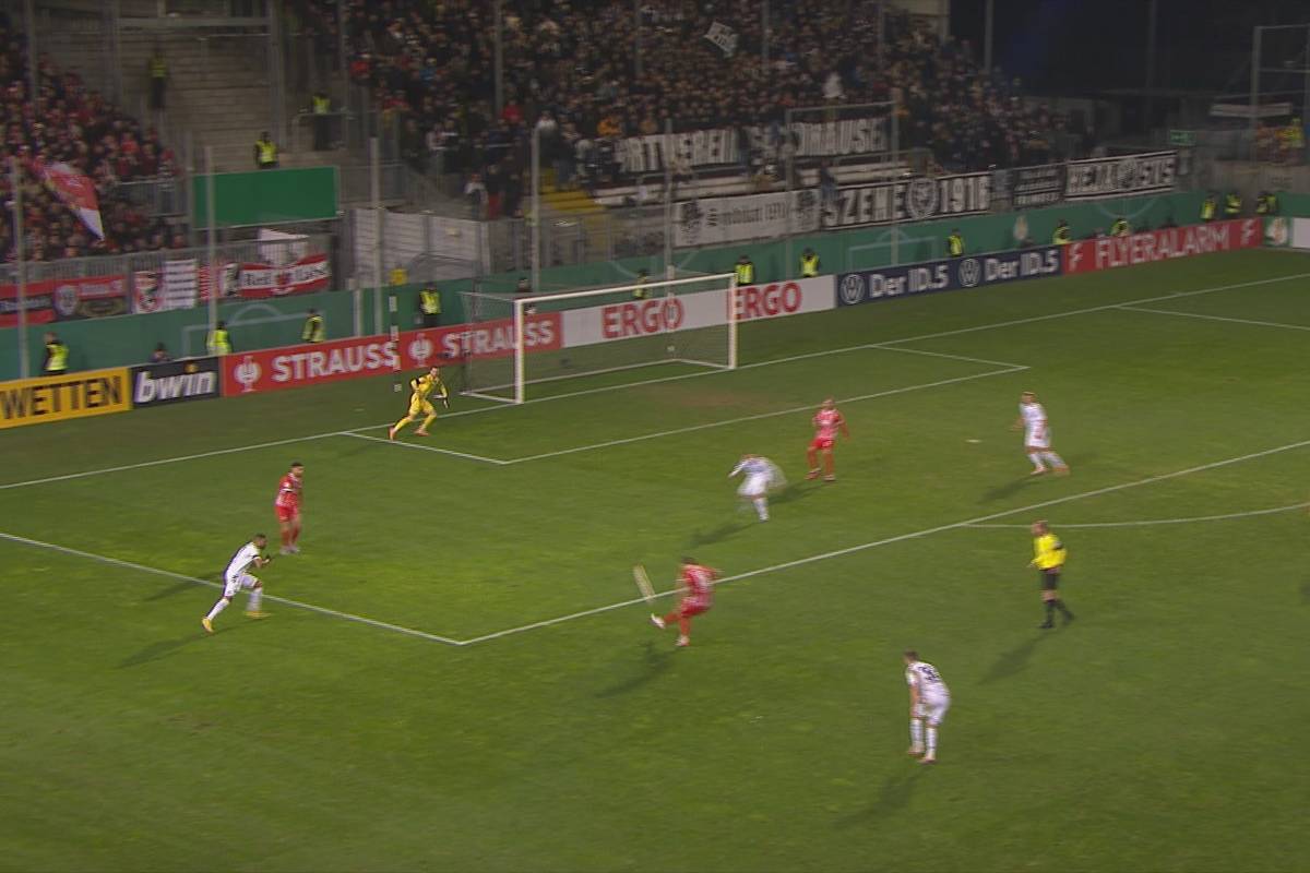 Lange sah es nach Verlängerung zwischen dem SV Sandhausen und dem SC Freiburg aus. In der 87. Minute traf dann allerdings Al Ghaddioui ins eigene Tor, ehe Joker Nils Petersen das Spiel endgültig entschied.