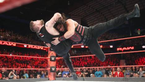 Roman Reigns (r.) traf bei WWE Monday Night RAW in einem Titelmatch auf Kevin Owens