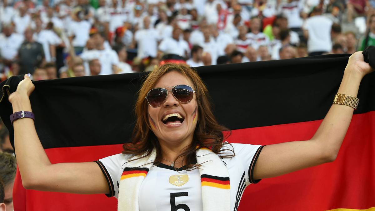 Die deutsche Kurve ist proppenvoll. Der Lieblingsspieler dieser Dame steht leider nicht mit auf dem Feld