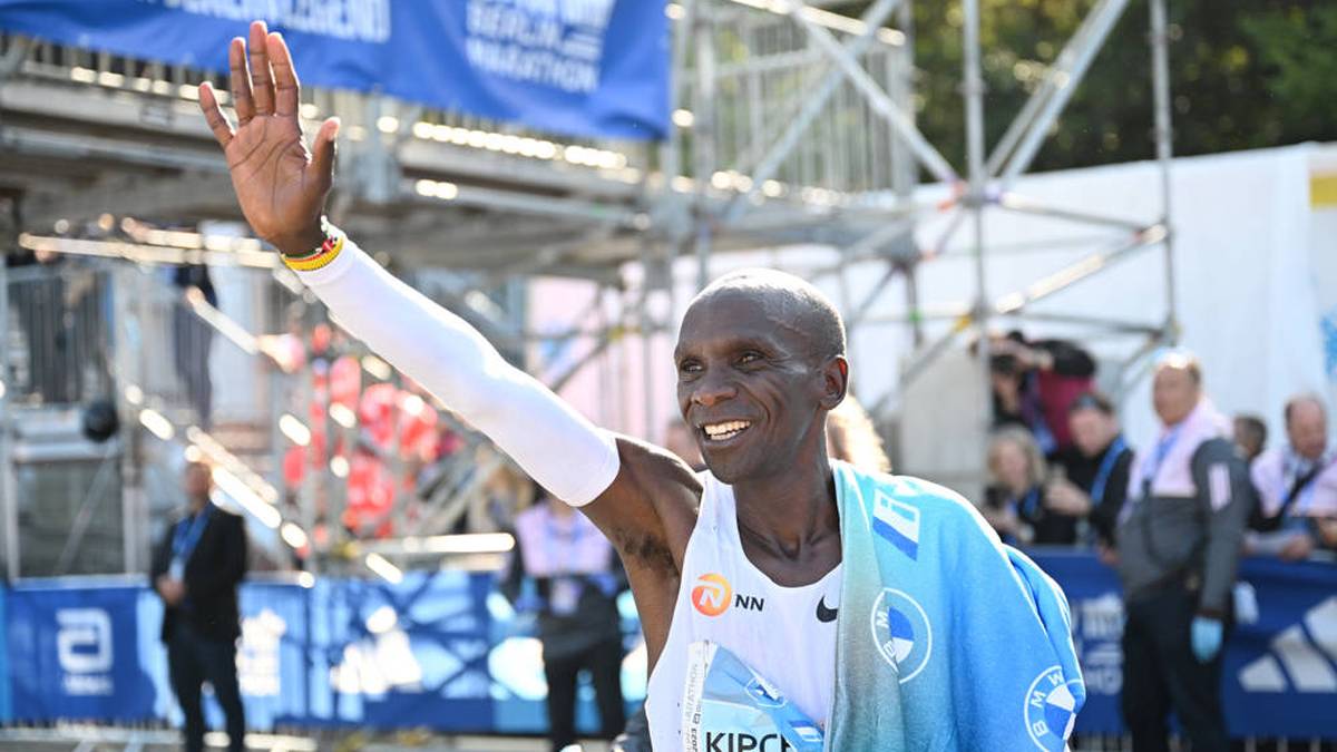 Der kenianische Marathon-Star könnte nach 2016 und 2021 seinen dritten Olympiasieg in Folge feiern und damit einen neuen Rekord aufstellen. 
