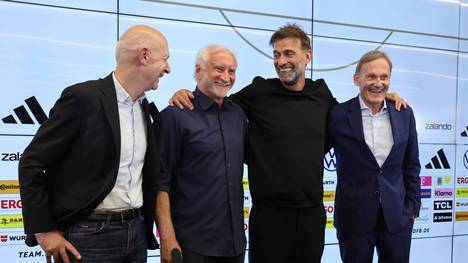 Jürgen Klopp spricht bei seiner Vorstellung über Rudi Völler und lobt diesen in höchsten Tönen. Gerade in der Anfangszeit werde dieser ein wichtiger Ansprechpartner für den neuen Bundestrainer sein.