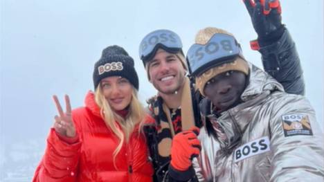 Leichtathletin Alica Schmidt ist auf Einladung von Hugo Boss in Kitzbühel und genießt dort die Anwesenheit vieler anderer Promis - wie auch die von Bayern-Kicker Lucas Hernández.