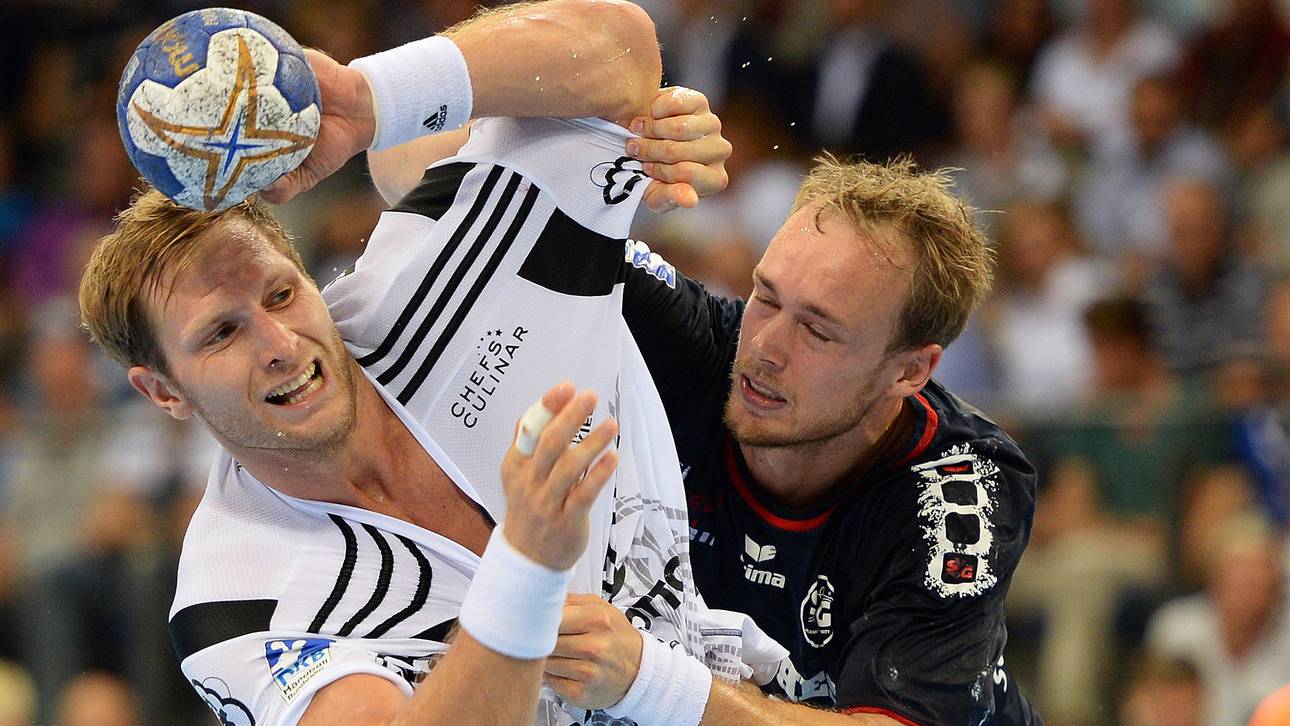 Kiels Steffen Weinhold (hier gegen Rasmus Lauge) traf mit der letzten Aktion zum Sieg