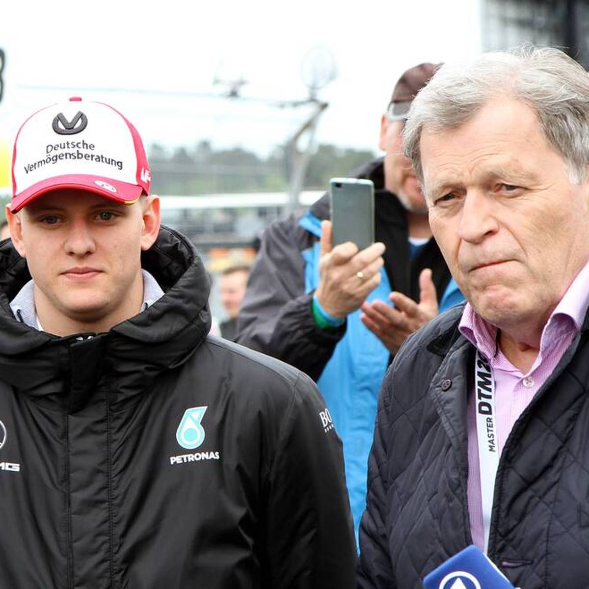 Mick Schumachers Zukunft in der Formel 1 ist noch immer ungewiss. Der ehemalige Mercedes-Motorsport-Chef Norbert Haug glaubt, dass ein Verbleib in der Königsklasse eng werden könnte.