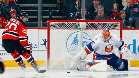 Jaroslav Halak (r.) hält den Sieg der New York Islanders fest