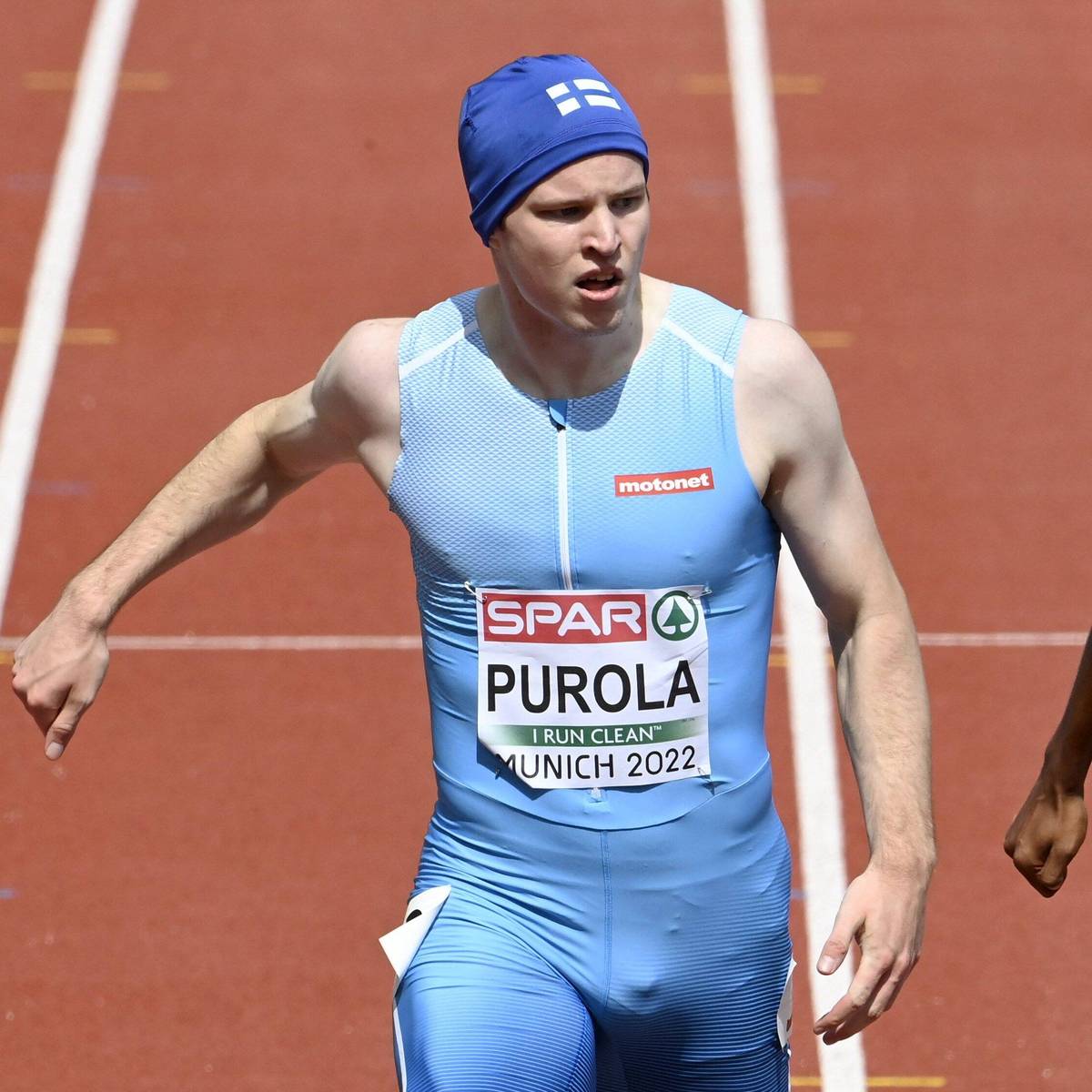 Der finnische Sprinter Samuel Purola sorgt bei der EM in München nicht nur sportlich für Aufsehen. Im Fokus steht auch ein Utensil, das er sich in der Corona-Zeit zugelegt hat.