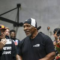 Box-Legende Mike Tyson traut seinem Schützling Francis Ngannou im Schaukampf gegen Schwergewichts-Weltmeister Tyson Fury eine Überraschung zu.