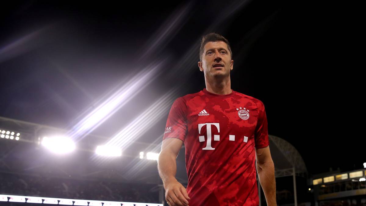 Robert Lewandowski trägt hier das neue Bayern-Trikot, dass sich sicherlich auch viele Fans sichern werden. Doch wo liegt der Preis des Bayern-Trikots im Preisvergleich mit der Liga-Konkurrenz?