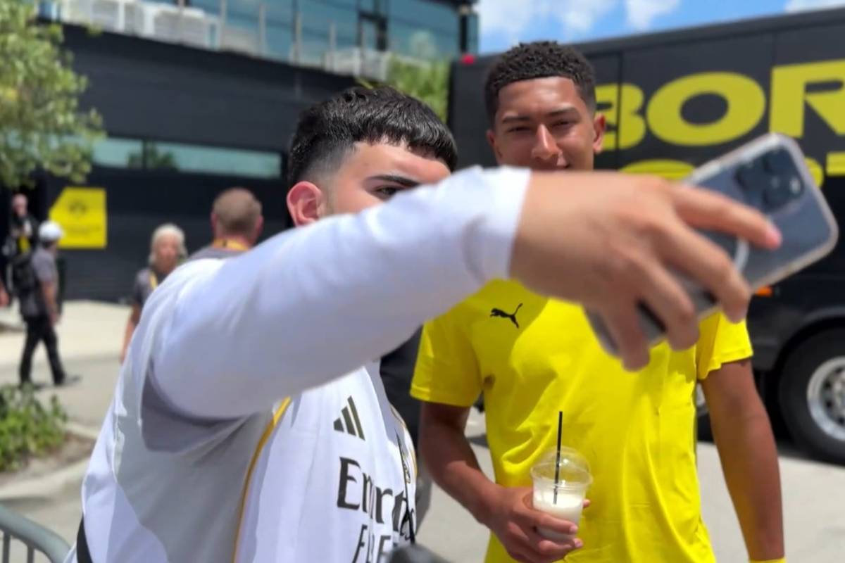 Einige Fans warten auf die BVB-Stars auf ihrem Weg zum Bus, der sie ins Hotel bringen. Dabei sind zwei Spieler besonders gern gesehen. 