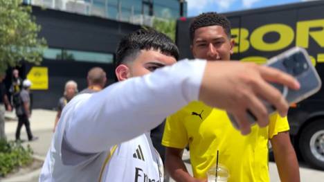 Einige Fans warten auf die BVB-Stars auf ihrem Weg zum Bus, der sie ins Hotel bringen. Dabei sind zwei Spieler besonders gern gesehen. 