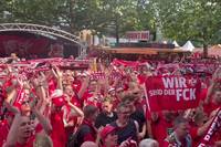 Auch wenn die Roten Teufel im Pokal-Finale gegen Leverkusen als Außenseiter gesehen werden, lassen sie sich die Stimmung und Partylaune vor der Partie nicht nehmen. 