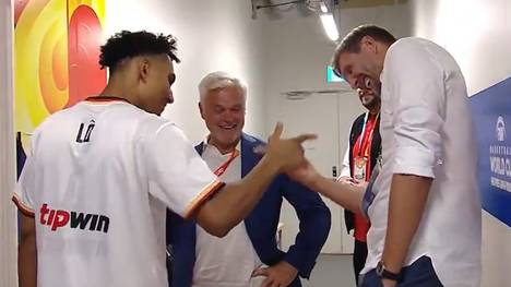 Die Basketball-Nationalmannschaft feiert das Erreichen der Zwischenrunde der WM. Auch Superstar Dirk Nowitzki hat die Show gegen Finnland gefallen - und er weiß, die Spieler mit einem besonderen Handshake zu begrüßen.
