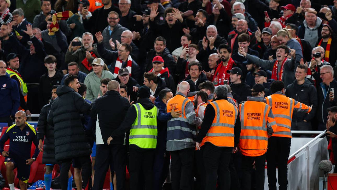 Diego Simeone fliegt in der Nachspielzeit mit einer Roten Karte vom Feld
