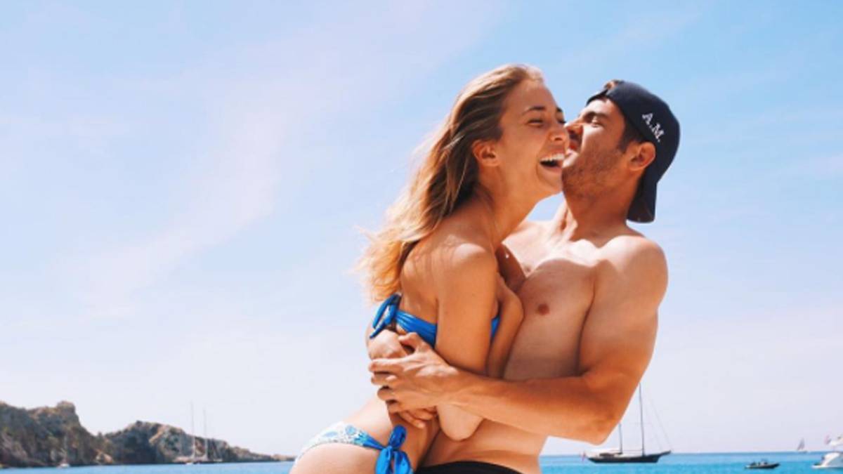 Real-Angreifer Alvaro Morata verbringt seinen Urlaub auf einer Yacht und drückt seine Freundin Alice Campello ganz fest an sich