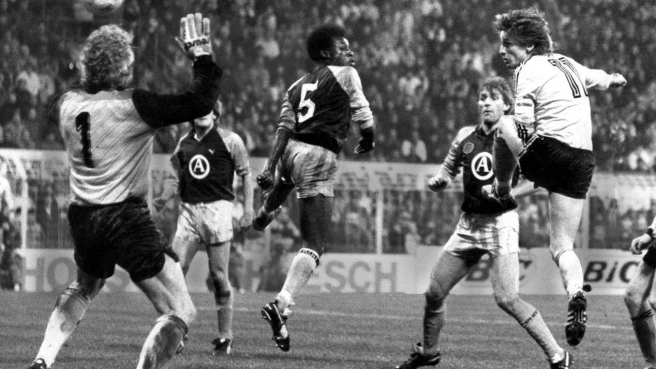 Frank Mill trifft im UEFA-Pokal Achtelfinale gegen FC Brügge per Kopf zum 2:0 