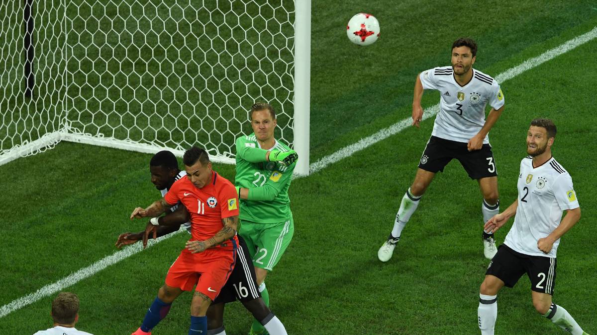 Das deutsche Team gerät jetzt zunehmend unter Druck. Die Südamerikaner wechseln offensiv und werfen alles nach vorne. Vidal und Sagal vergeben größte Möglichkeiten für den Copa-America-Sieger