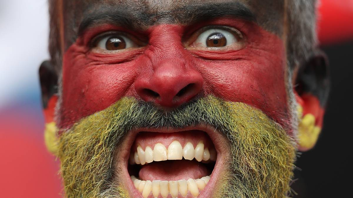 Deutschland muss gegen Südkorea gewinnen! Wenn sich die Mannschaft genauso bemüht wie dieser wilde Fan, der extra viel Mühe in die Gesichtsbemalung gesteckt hat, geht alles klar. Sogar die Ohren prangen in perfekten Schwarz-Rot-Gold