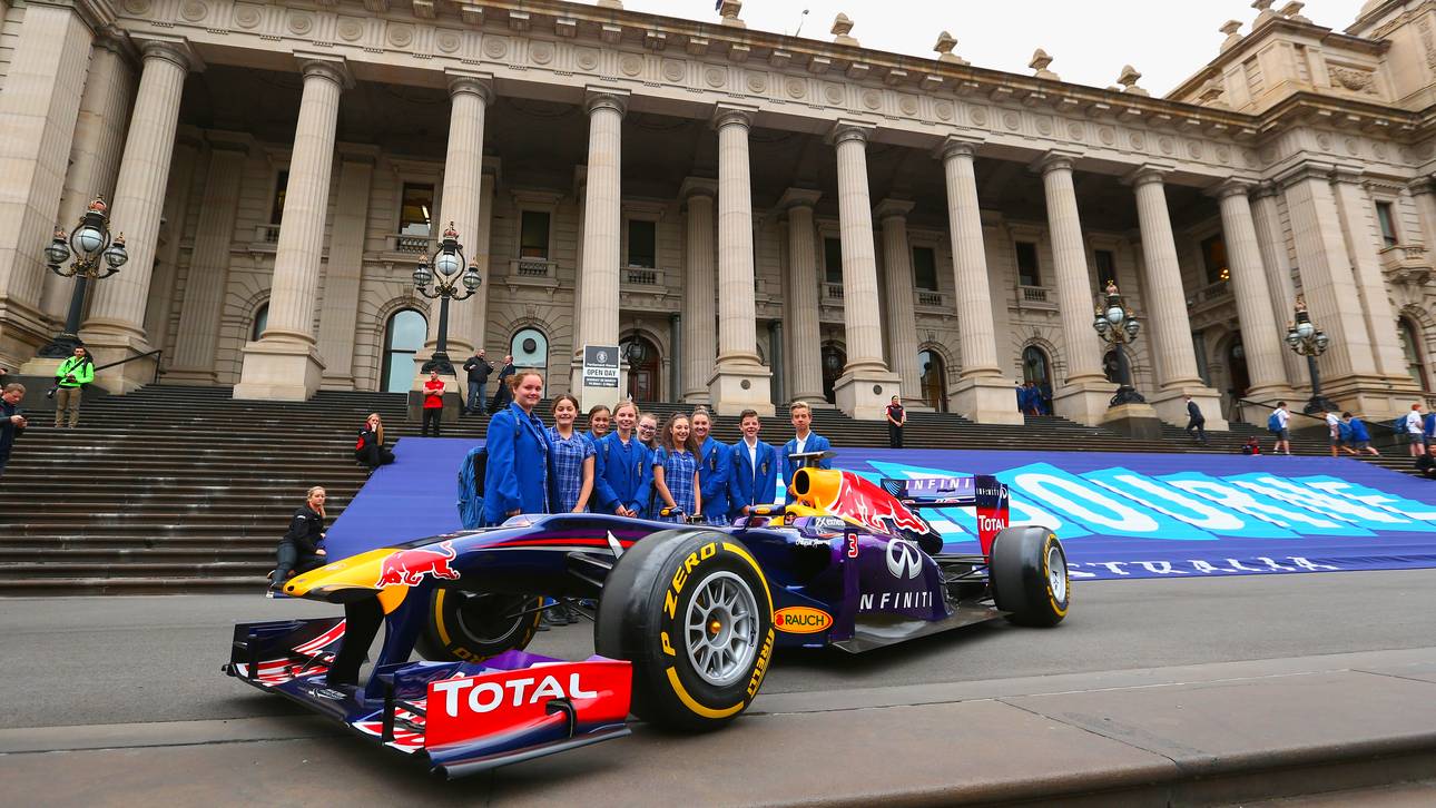 Der Red Bull parkt direkt vor dem australischen Parlament