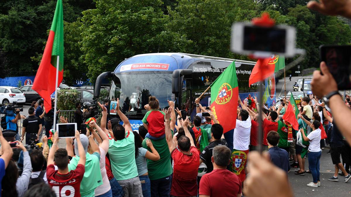 Mit dem Bus geht es Richtung Flughafen. Einige Fans stehen Spalier. Mit dem Flieger geht es nach Hause