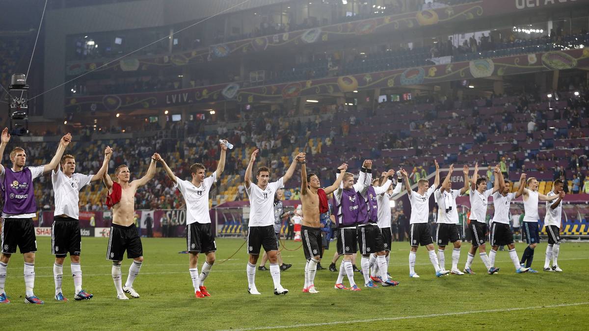  A Bola: "Die Auslosung brachte das schlimmste Szenario für den Titelverteidiger. Die Statistiken gegen Deutschland sind negativ."