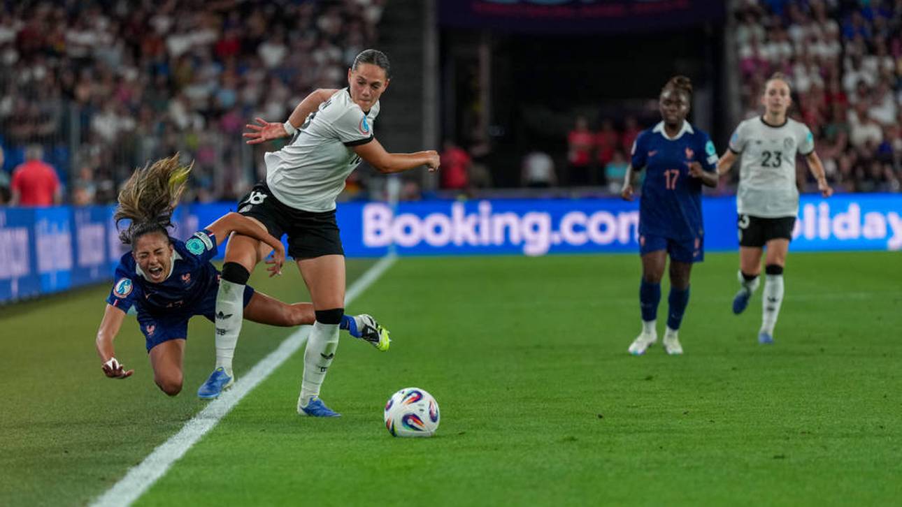 Giovanna Hoffmann (in weiß) schirmt Frankreichs Selma Bacha vom Ball ab