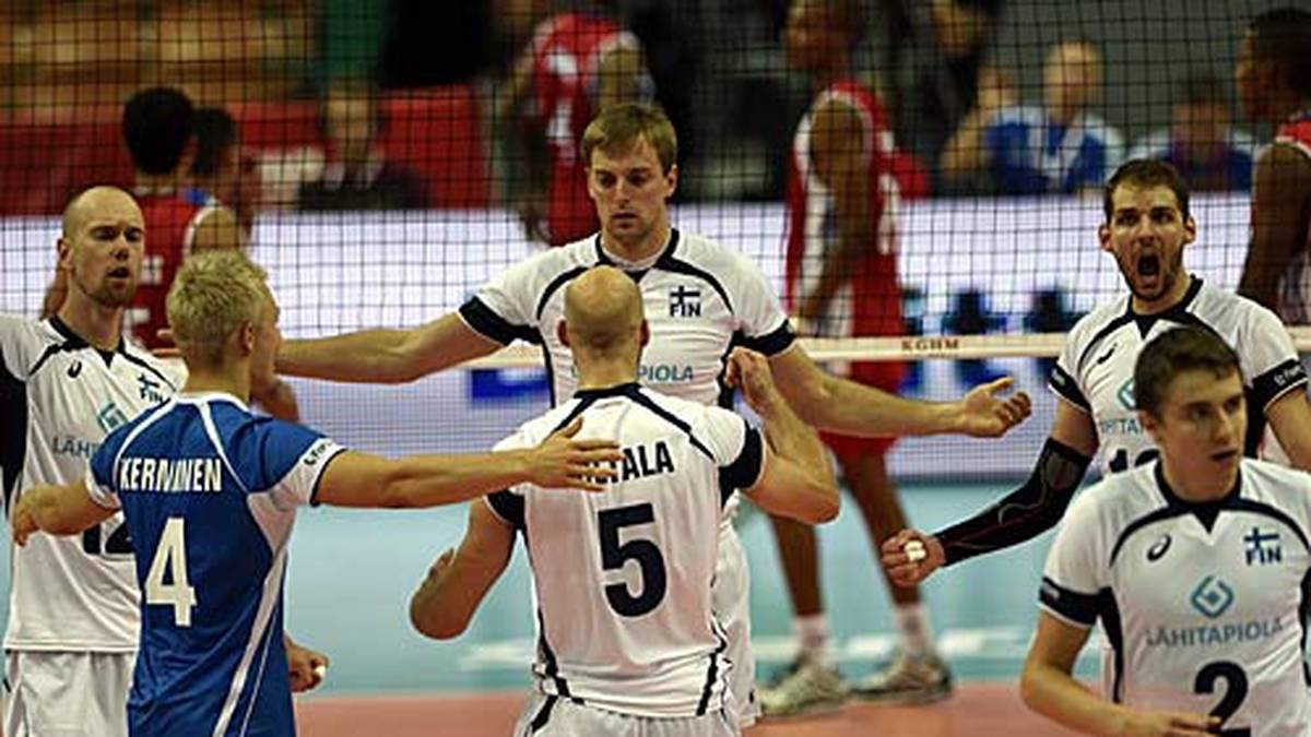 Typisch finnisch: Dieser großartige Erfolg wird größtenteils bedächtig und ruhig entgegen genommen. Eemi Tervaportti (Nr. 2, rechts) dreht sich sogar schon weg. Einzig Olli-Pekka Ojansivu (2.v.r.) zeigt Emotionen