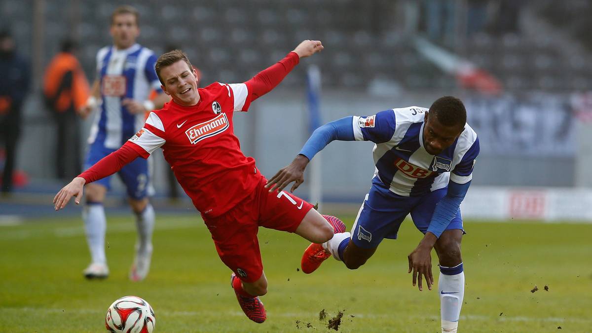 Spielerisch bieten die Herthaner unteres Zweitliganiveau. In dieser Szene stimmt wenigstens Salomon Kalous Einsatz gegen Vladimir Darida.