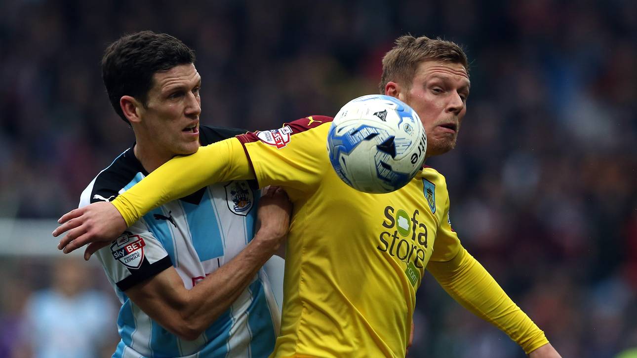 Hennings steigt in Premier League auf