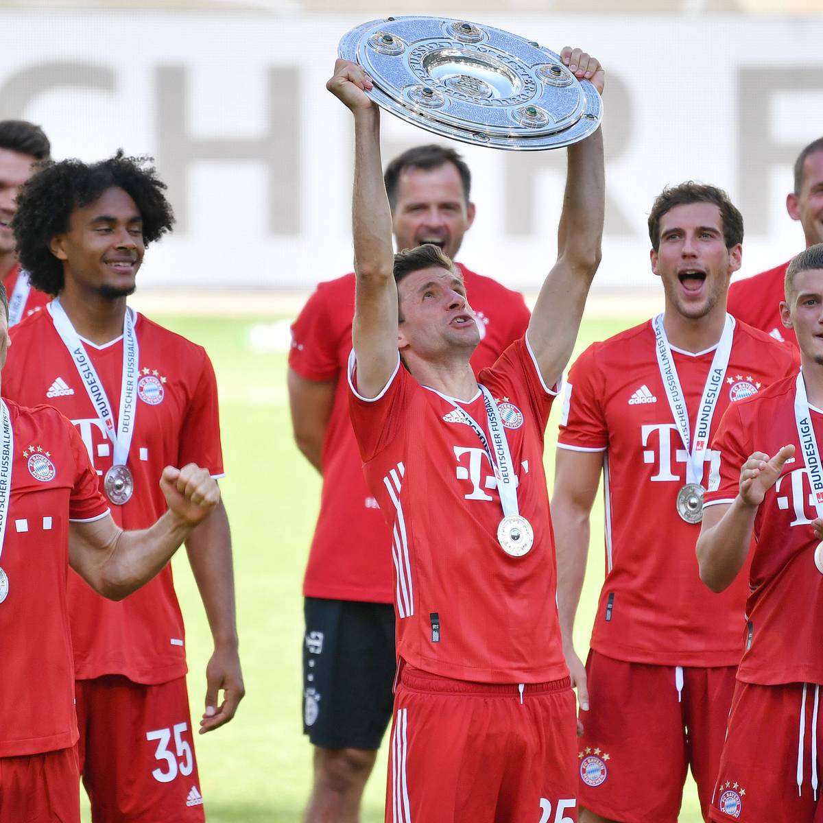 Fc Bayern Meisterschale Fur Thomas Muller Nur Ein Metallstuck