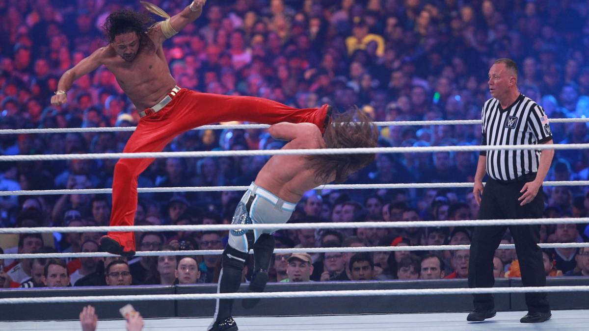 Nakamura gelingen mit seinen gefürchteten Tritten und Kniestößen einige harte Wirkungstreffer