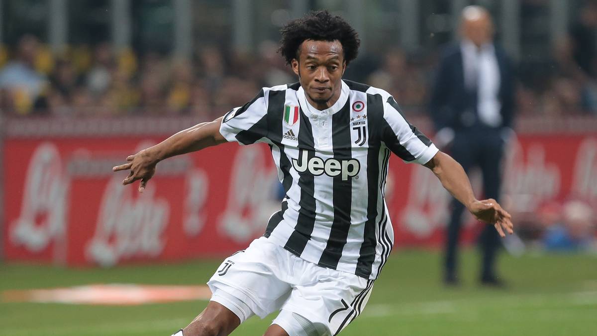 JUAN CUADRADO: Nach der Ankunft von Cristiano Ronaldo bei Juventus Turin war klar, dass der Kolumbianer seine 7 nicht behalten durfte. Er ließ seine Fans auf Twitter über seine neue Nummer abstimmen. Das kuriose Ergebnis: Cuadrado trägt fortan die 49
