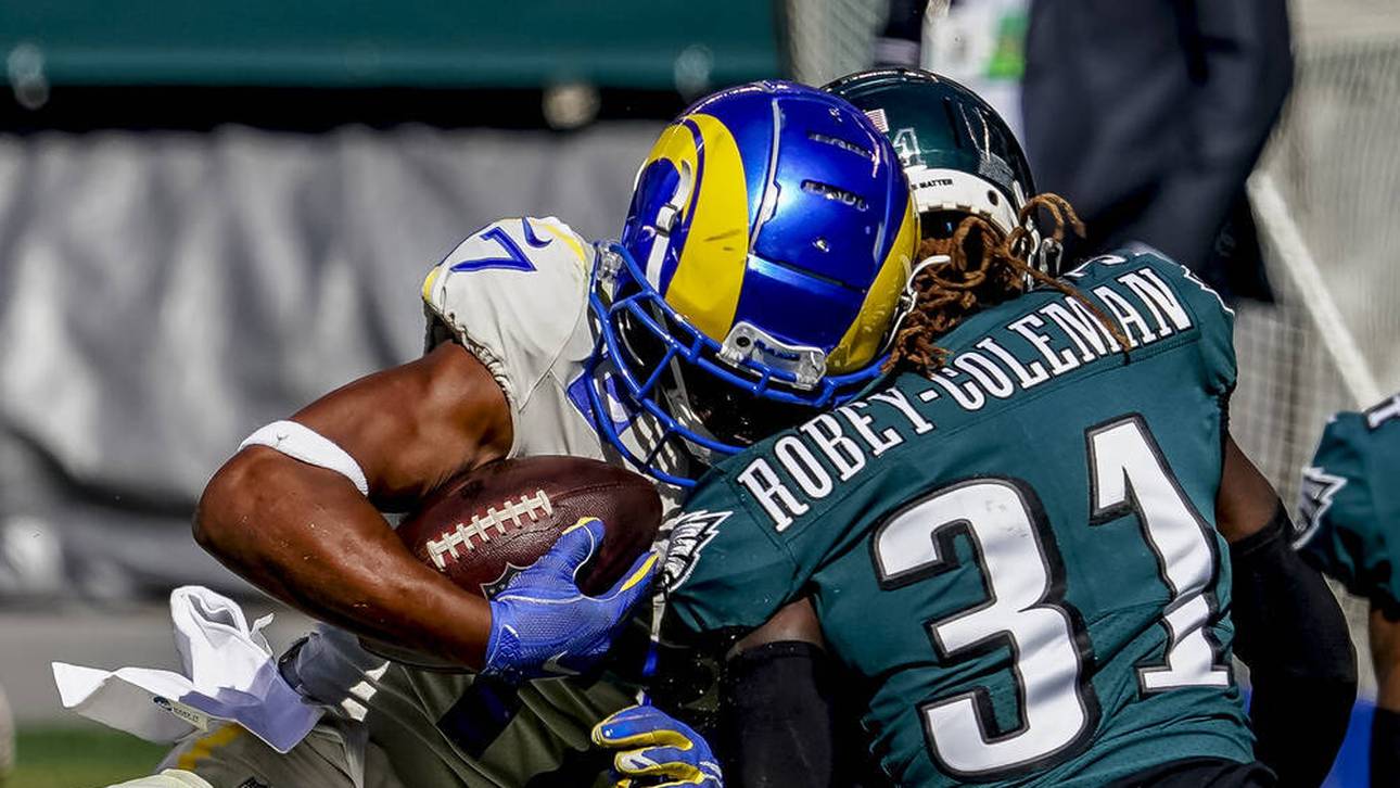 NFL Regeln: Der Verteidiger (rechts) trifft den Ballträger beim tackeln am Kopf.