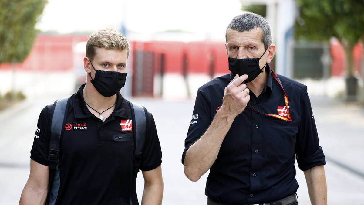 Haas-Teamchef Günther Steiner (r.) verfolgt mit Mick Schumacher langfristige Ziele