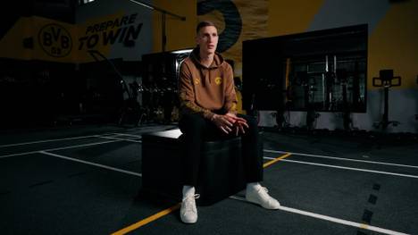 Das Hin und Her um eine Vertragsverlängerung von Nico Schlotterbeck beim BVB hat nun ein Ende. Hier verkünden die Schwarz-Gelben die vollzogene Verlängerung. 