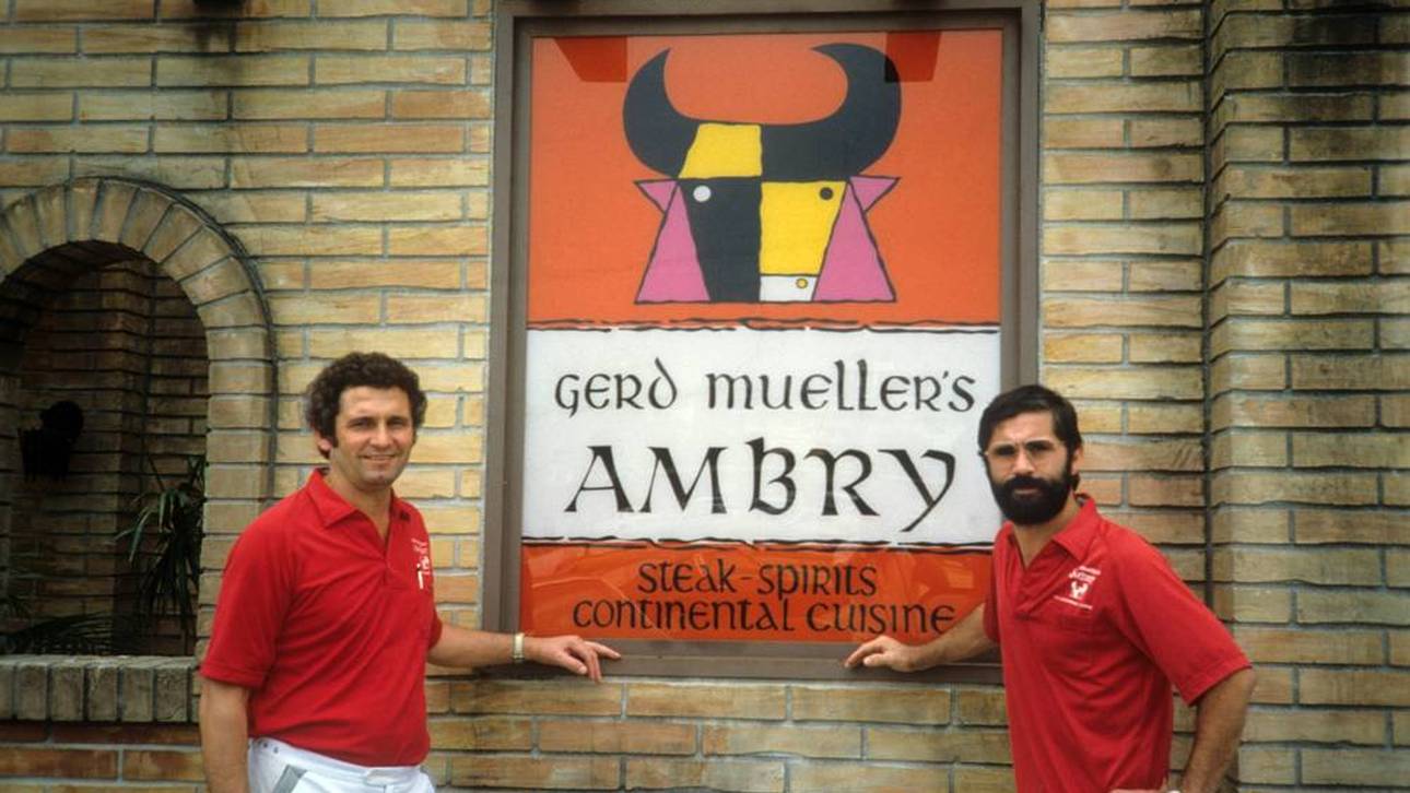 Gerd Müller mit seinem Geschäftspartner Hans Huber vor ihrem deutsch-amerikanischen Restaurant The Ambry 