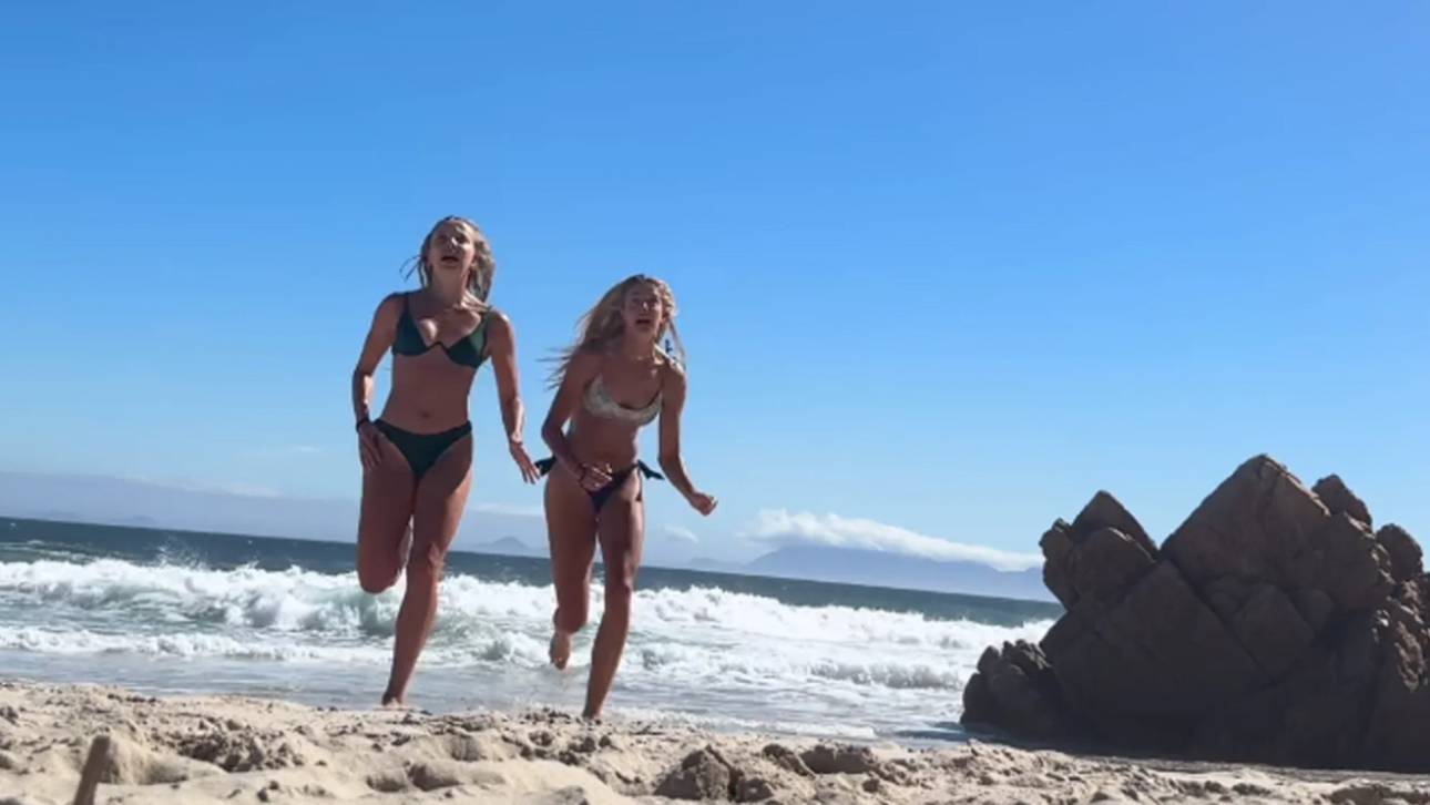 Ein Affe beklaute Alica Schmidt am Strand