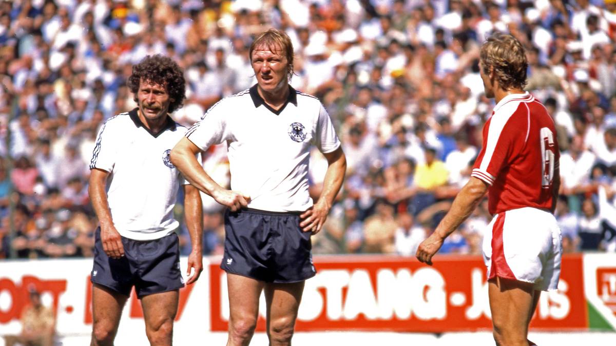 Weil ein knapper deutscher Sieg beiden Teams zum Weiterkommen reichte, folgte ein beispielloser Nichtangriffspakt. Algerien, das bereits am Tag zuvor gespielt hatte, schaute in die Röhre. Seither werden letzte Spieltage bei großen Turnieren immer zeitgleich ausgetragen