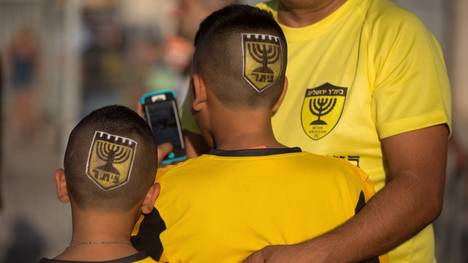 Fans von Beitar Jerusalem mit dem Emblem ihres Klubs in den Haaren