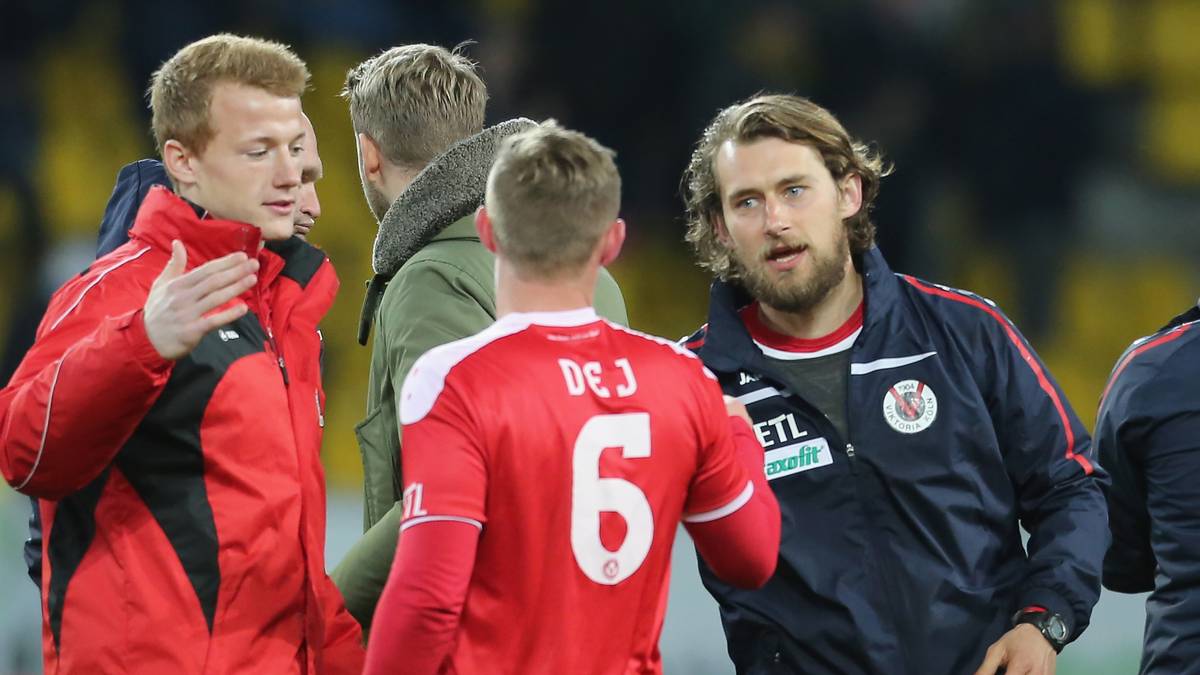 Übrigens: Mit 31 Jahren ist Tomasz Kaczmarek der jüngste Cheftrainer im diesjährigen DFB-Pokal. In der ersten Runde schaltete er mit Regionalligist Viktoria Köln den Zweitligisten Union Berlin mit 2:1 aus. Gegen Bayer Leverkusen ist eine Runde später jedoch Schluss